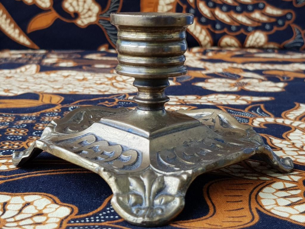 Mooie zware antieke koperen kandelaar uit Engeland uit 1880.