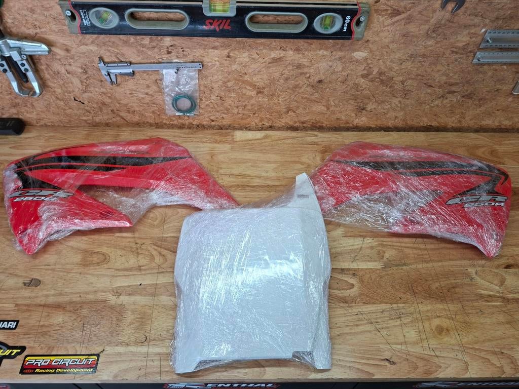 Honda CR250 2007 NIEUW OEM Tankplastic + OEM voornummerbord, Motoren, Onderdelen | Honda, Ophalen of Verzenden, Nieuw
