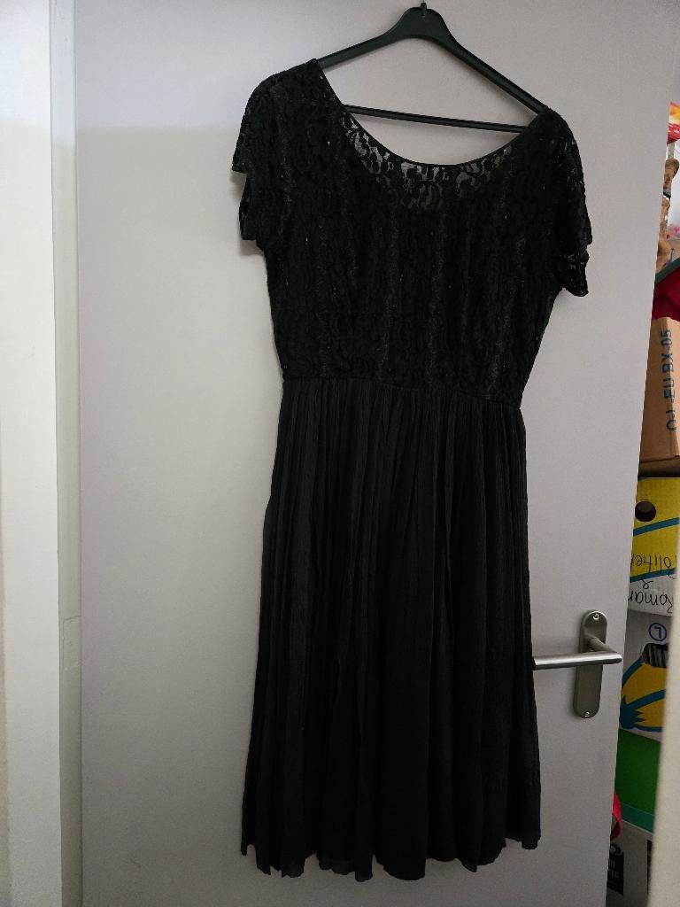 Zwarte midi-jurk van het merk Armand Ventilo, Maat 40 ., Kleding | Dames, Zwart, Armand Ventilo, Zo goed als nieuw, Onder de knie