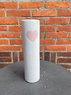 Witte vaas met roze hart van geglazuurd aardewerk, Huis en Inrichting, Woonaccessoires | Vazen, Gebruikt, Wit, Aardewerk of Porselein