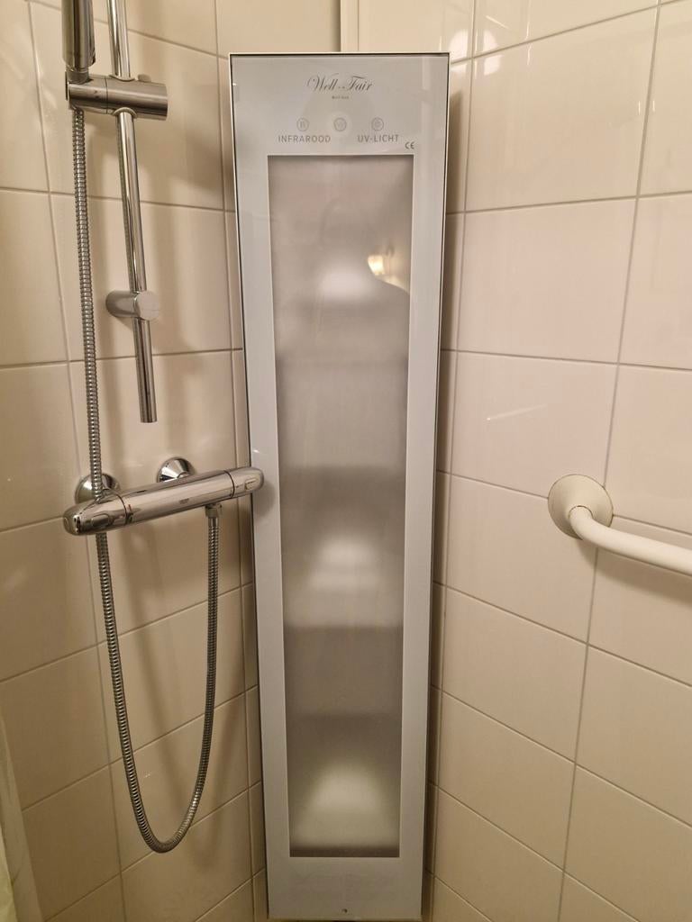 Well Fair Sunshower 2kW, Witgoed en Apparatuur, Zonnebanken en Gezichtsbruiners, Zo goed als nieuw, Zonnebank enkelzijdig, Minder dan 10 lampen