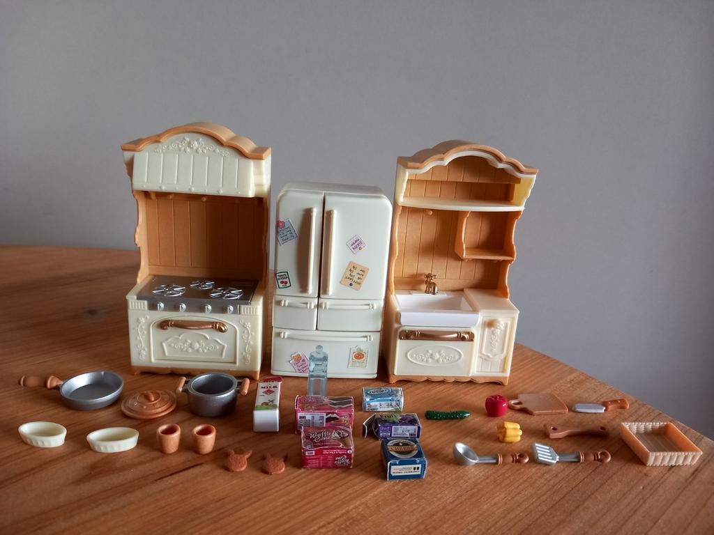 Sylvanian families driedelige keukenset/koelkast/fornuis, Verzamelen, Ophalen of Verzenden, Zo goed als nieuw, Poppenhuis