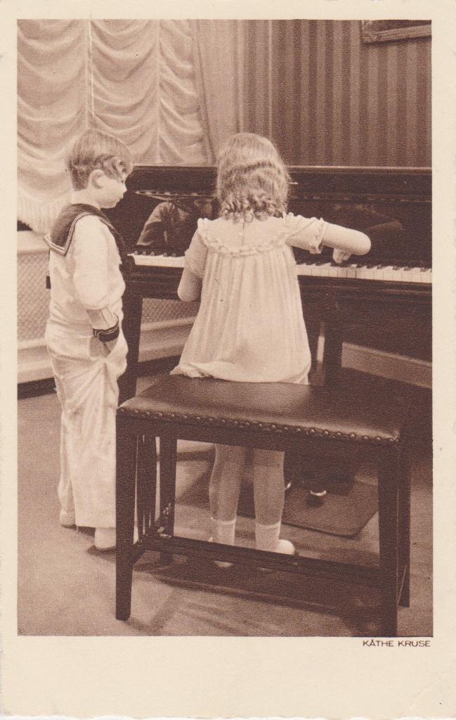 Mooie Käthe Kruse, poppen, piano, oude ansichtkaart, Verzenden, 1920 tot 1940, Ongelopen, Kinderen