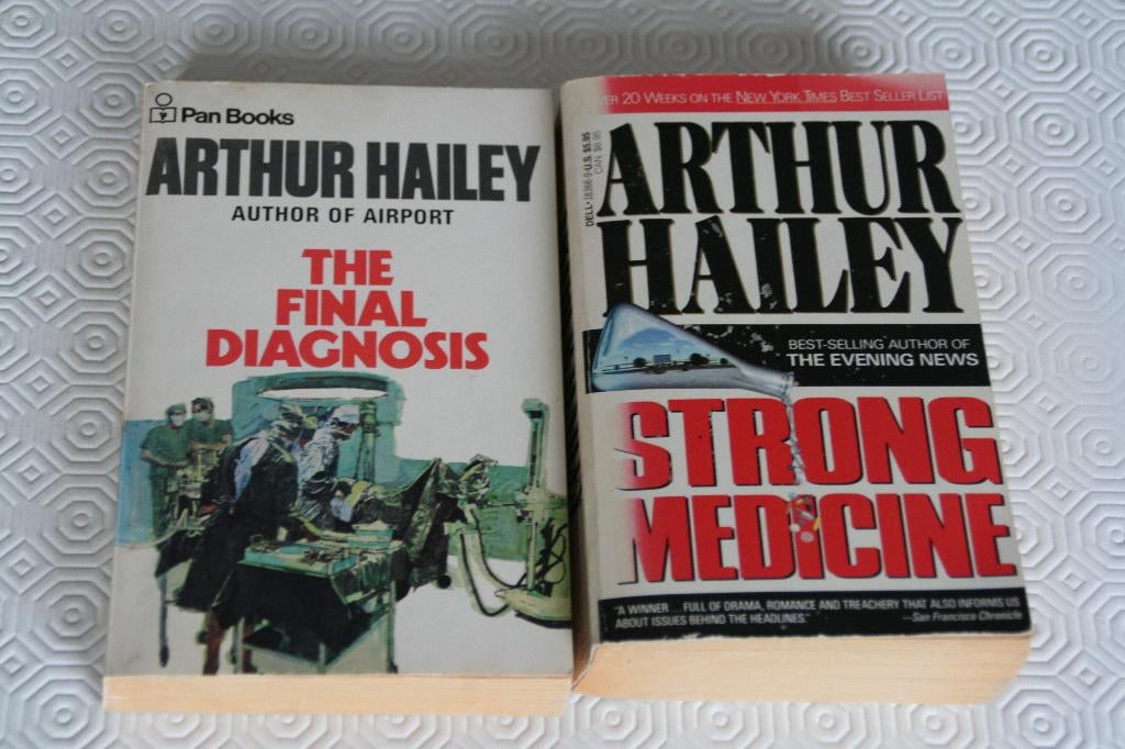 Arthur Hailey pockets 2x Engelstalig, Ophalen of Verzenden, Gelezen