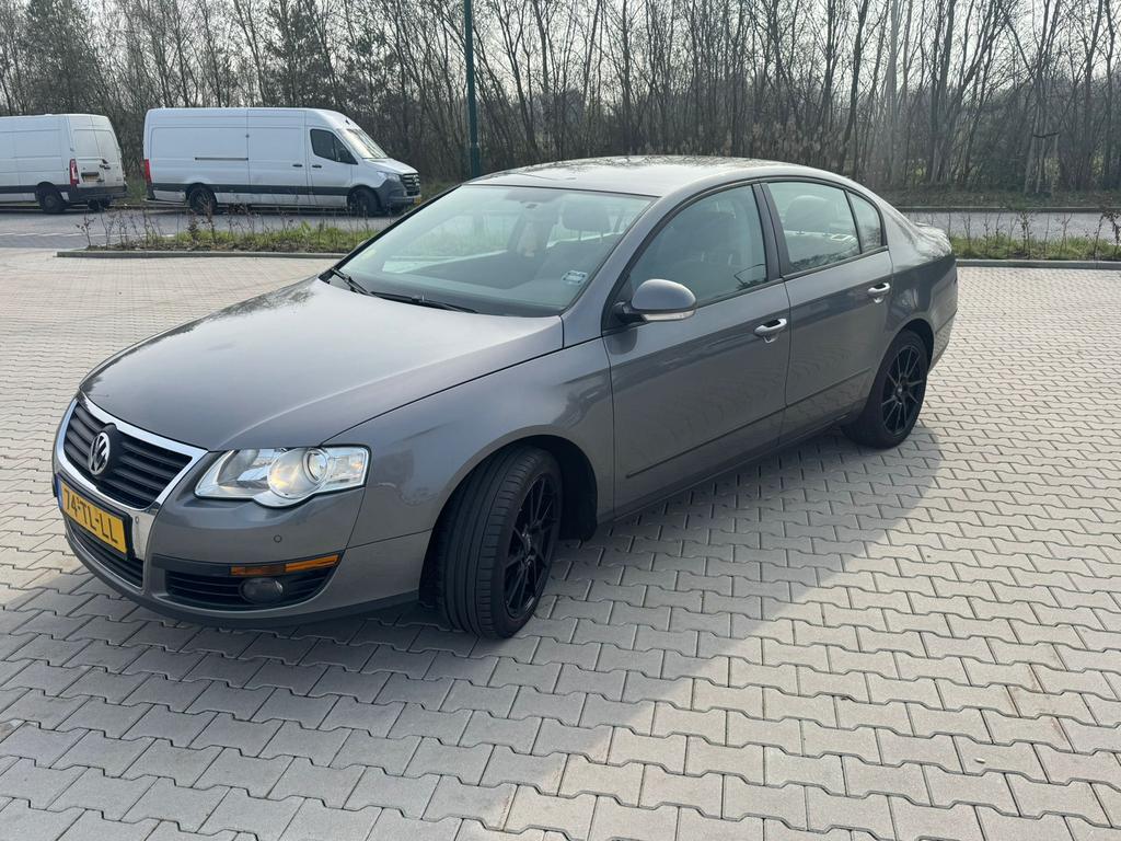 Volkswagen Passat 1.6 75KW 2006 Grijs, Auto's, Volkswagen, 4 cilinders, 700 kg, Handgeschakeld, Particulier