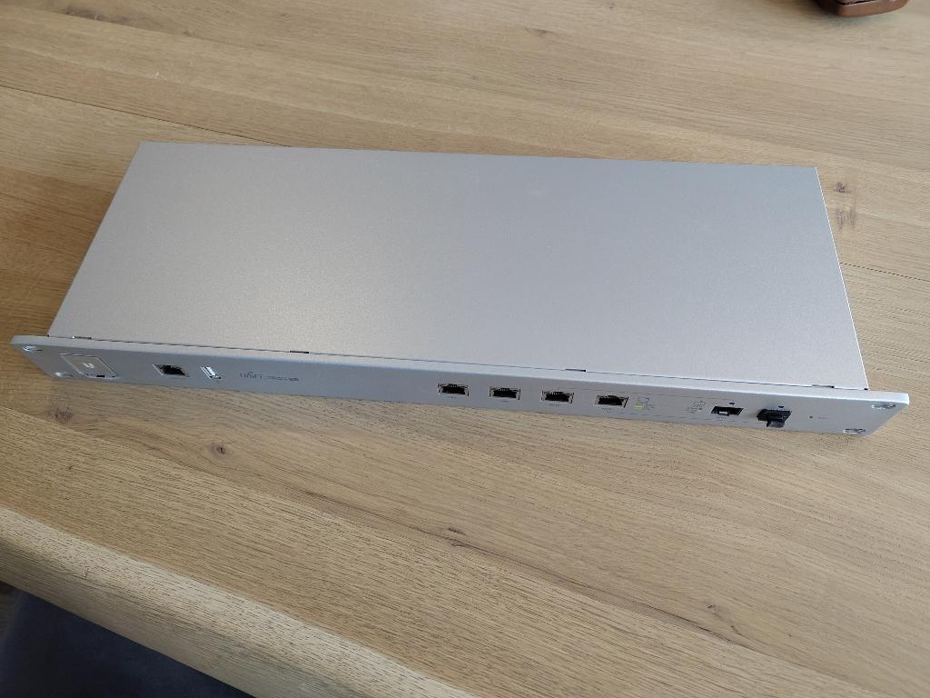 Unifi Security Gateway Pro 4 (met Noctua fans), Computers en Software, Routers en Modems, Zo goed als nieuw, Router, Ophalen