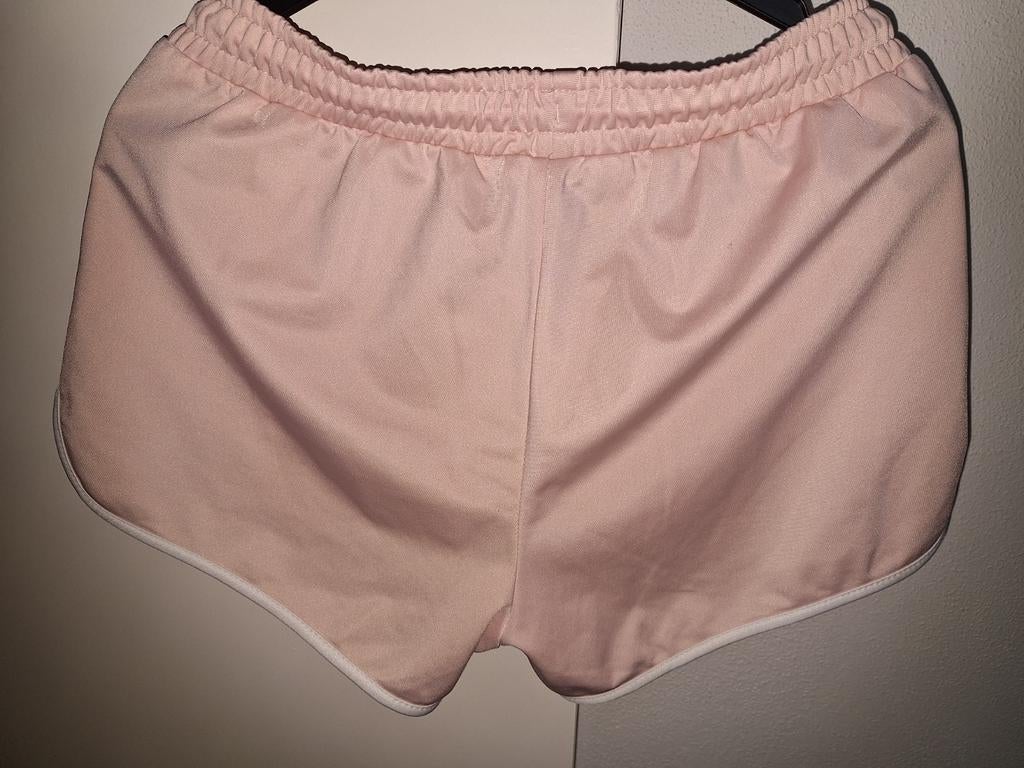 Kort jogging broekje nieuw alleen afhalen maat 40 Ellesse, Ophalen of Verzenden, Nieuw