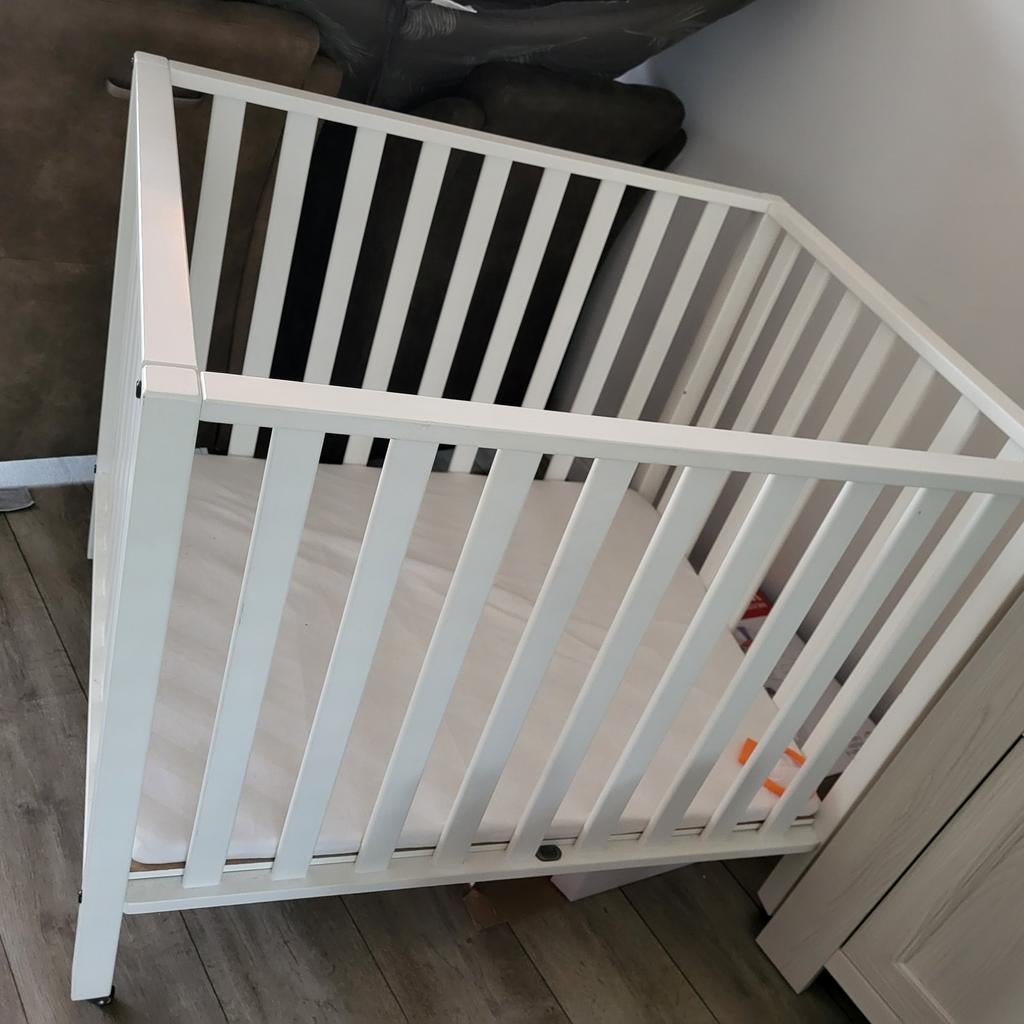 Witte baby box met wieltjes, Kinderen en Baby's, Boxen, Ophalen, Zo goed als nieuw, Vierkant, Wieltjes