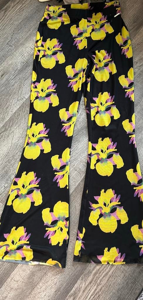 Colourful Rebel flared pants big flower yellow, maat L, Kleding | Dames, Broeken en Pantalons, Geel, Maat 42/44 (L), Nieuw, Ophalen of Verzenden