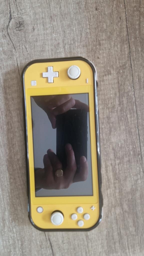 Nintendo Switch Lite Geel met Pokemon hoes, Spelcomputers en Games, Spelcomputers | Nintendo Switch Lite, Ophalen, Geel, Zo goed als nieuw