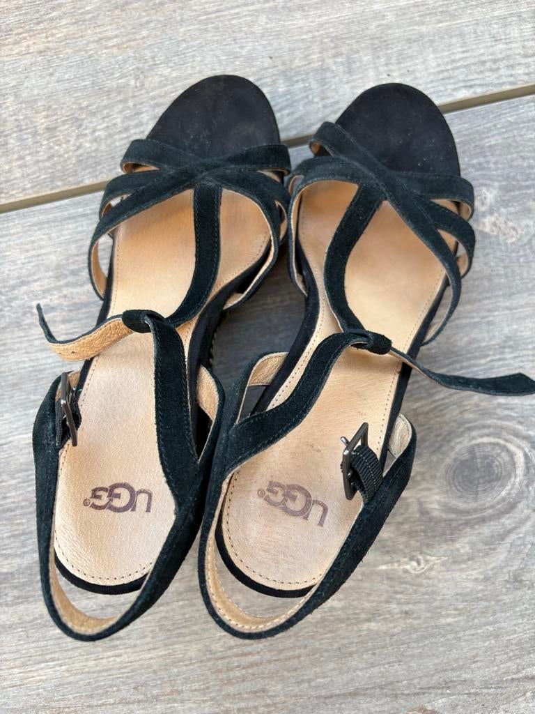 Zo goed als nieuwe UGG zwarte velours sleehak, Ophalen of Verzenden, Zo goed als nieuw, Zwart, Sandalen of Muiltjes