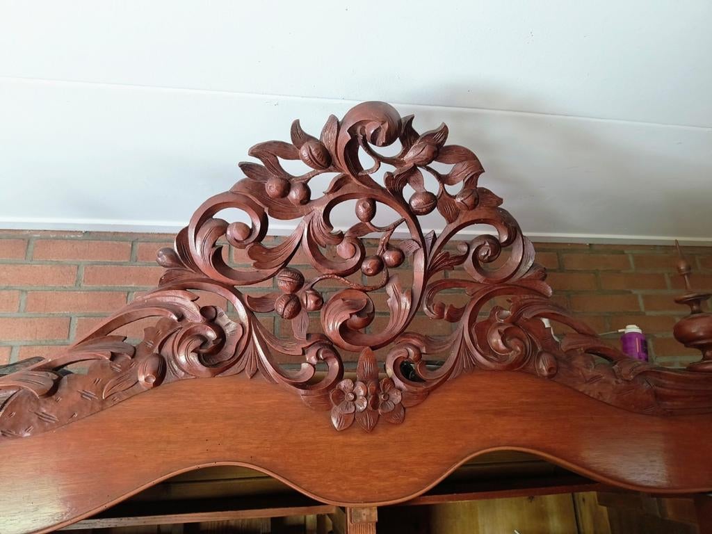 Antieke kast met kroon, Ophalen