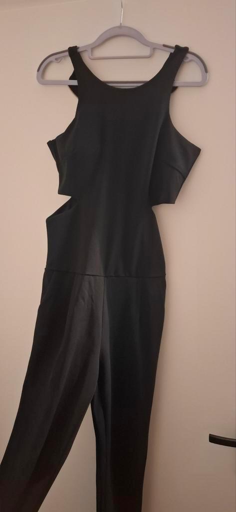 Zwarte jumpsuit met cut-outs en gouden rits, Kleding | Dames, Jumpsuits, Zo goed als nieuw, Maat 36 (S), Zwart, Ophalen of Verzenden