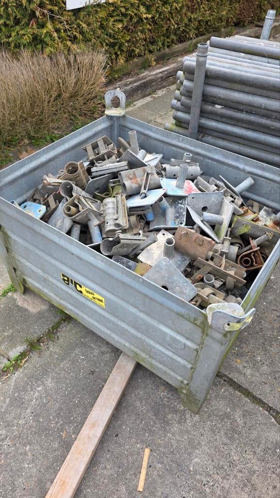 Koppelingen en voetplaten voor traditioneel steiger, Ophalen