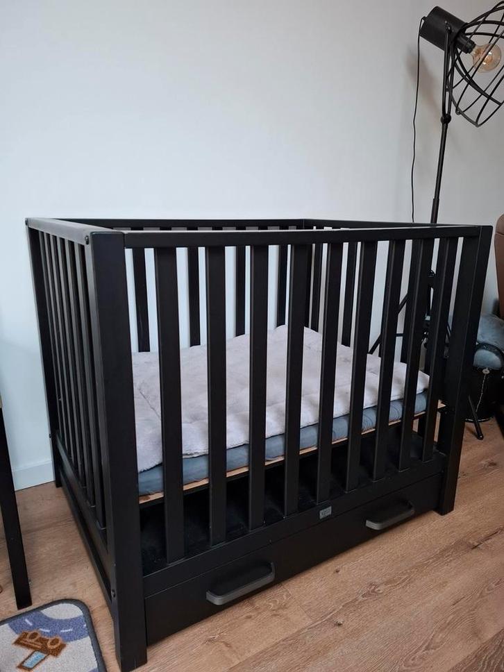 Zwarte box met lade, Kinderen en Baby's, Boxen, Zo goed als nieuw, Lade, Ophalen