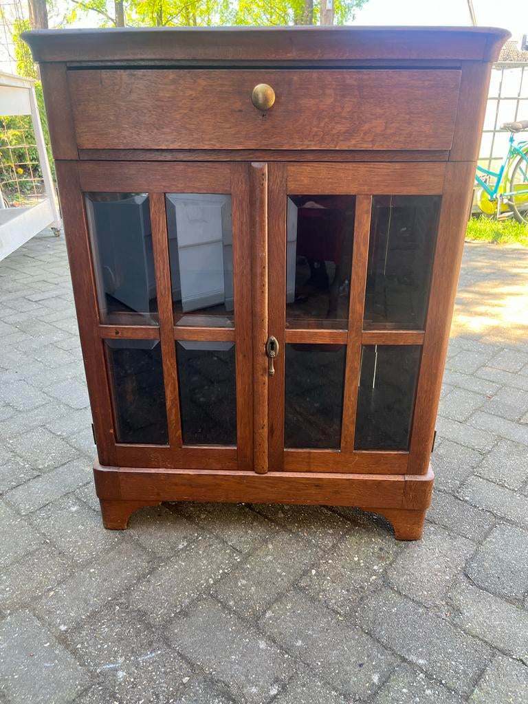 Eiken kastje met glazen deurtjes en lade, Ophalen