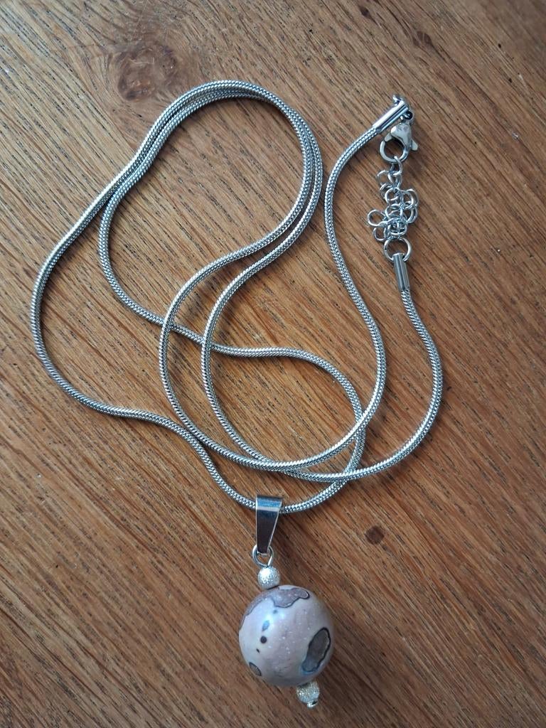 Zilverkleurige ketting met hanger van steen, Sieraden, Tassen en Uiterlijk, Kettingen, Gebruikt, Steen of Mineraal, Zilver, Met hanger