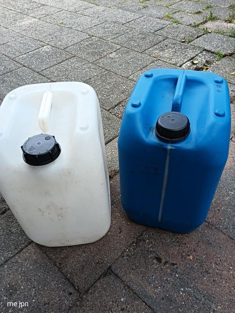 Olie cans 2 x 20 liter .peterolie voor kachel . sleutels inc, Ophalen, Elektrisch, Overige soorten