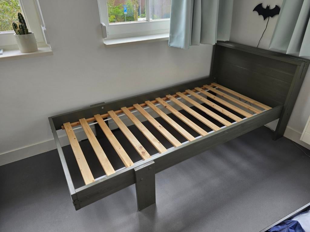 Gratis bed met nachtkastje en onderschuiflade, Huis en Inrichting, Ophalen