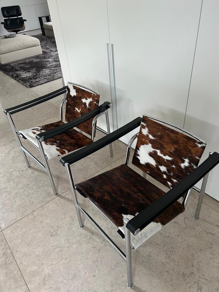 2 x Originele Lc1 Cassina Ponyskin showmodellen LP € 3.401,-, Info@micheldethouars.nl, 9723 CA, 50 tot 75 cm, Cassina