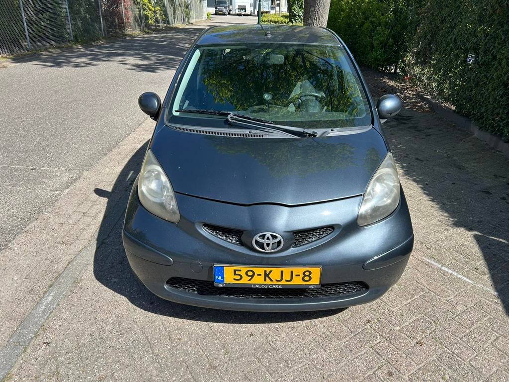 Toyota Aygo 1.0 12V Vvt-i 5DRS 2007 Grijs, Auto's, Toyota, Voorwielaandrijving, 4 stoelen, 68 pk, Handgeschakeld