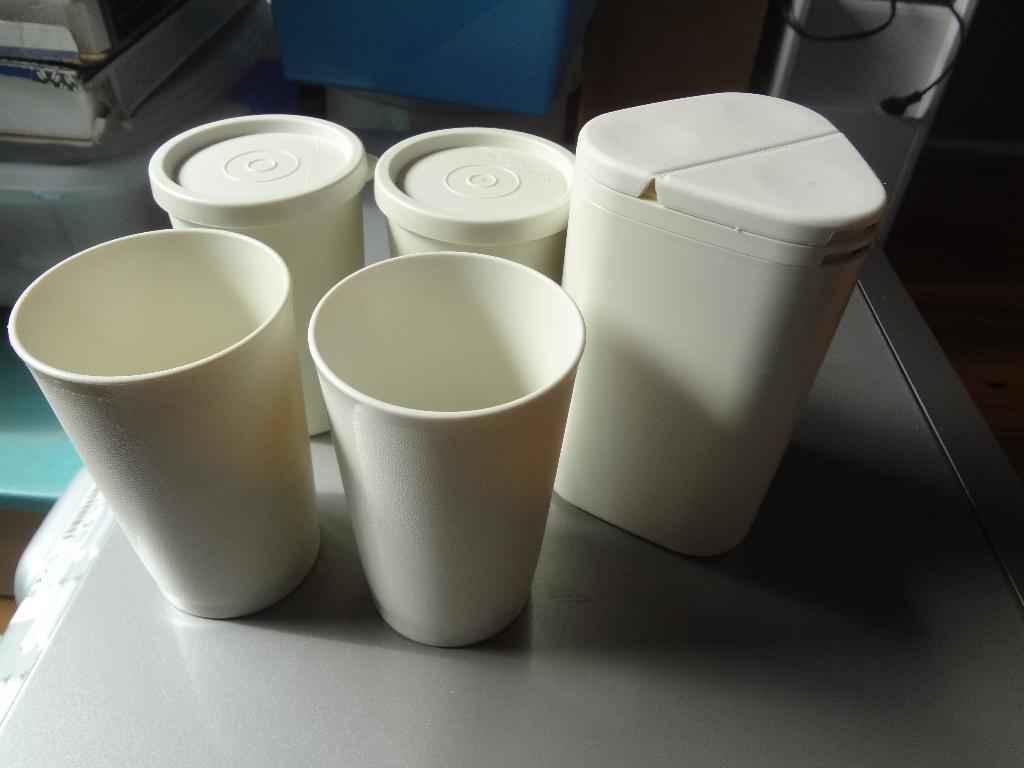 Tupperware 4 bekers, Huis en Inrichting, Keuken | Tupperware, Ophalen of Verzenden, Zo goed als nieuw, Crème, Beker of Kan