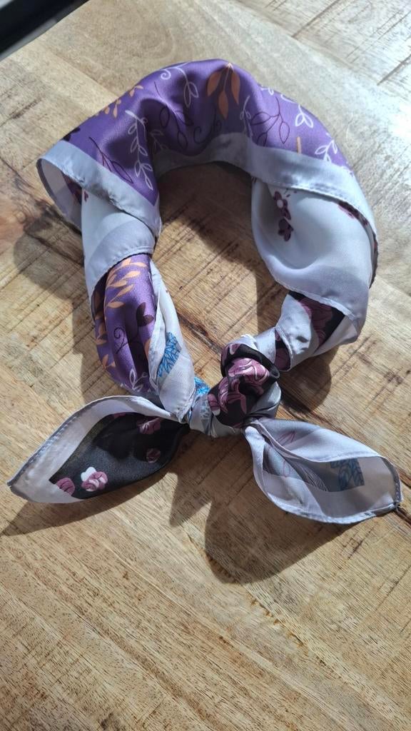 Paars sjaaltje met bloemenprint, Maat 38/40 (M), Nieuw, Ophalen of Verzenden, Onbekend