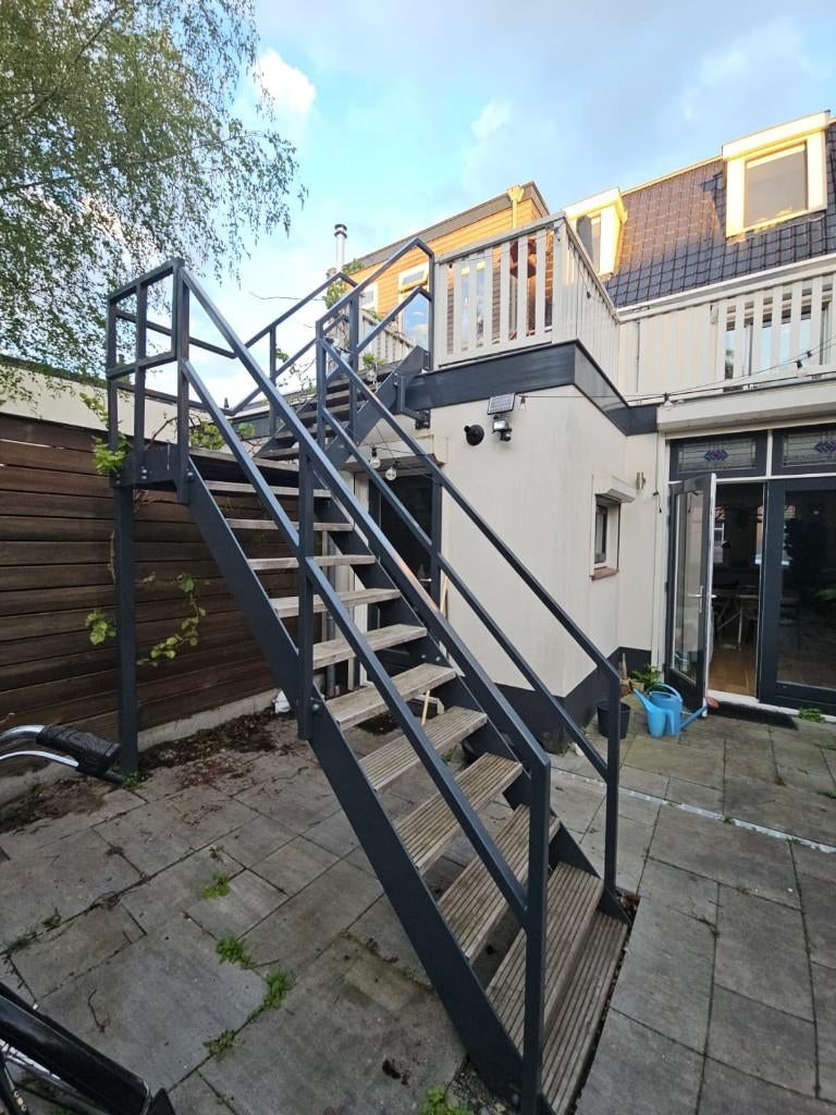 Solide stalen buitentrap met houten treden, Doe-het-zelf en Verbouw, Ladders en Trappen, Ophalen, Zo goed als nieuw, Trap, 2 tot 4 meter