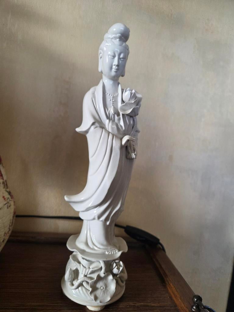 Elegante Porseleinen Kuan Yin Beeld met Lotusbloem, Ophalen of Verzenden