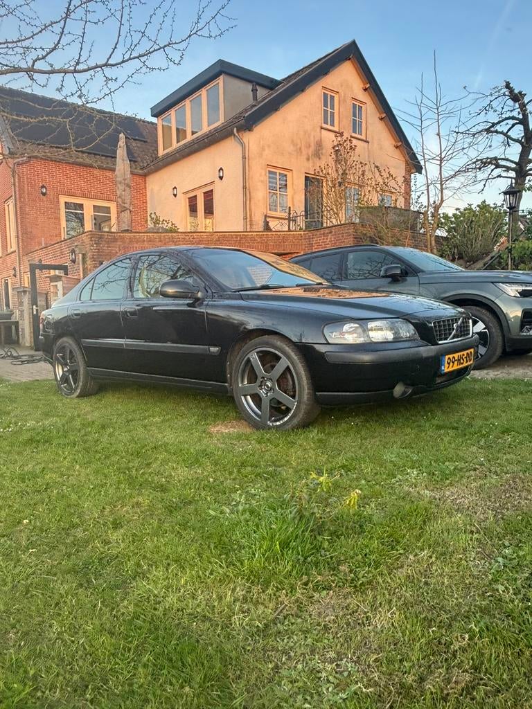 Volvo S60 2.4 170PK 2001 nwe APK, Voorwielaandrijving, S60, Zwart, 75 €/maand