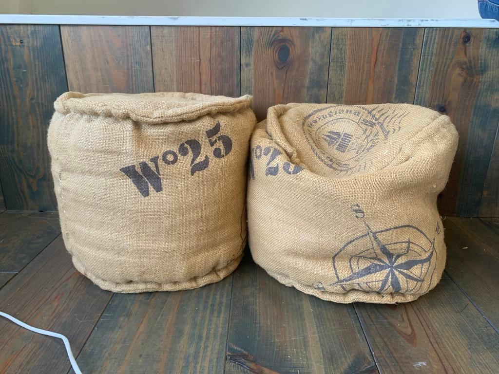 Twee jute poefen met opdruk, Huis en Inrichting, Minder dan 50 cm, Gebruikt, Rond, Ophalen of Verzenden