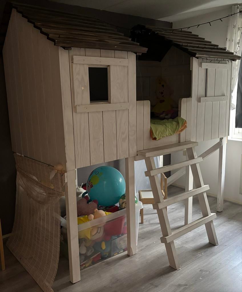 Eenpersoons kinderbed hoogslaper boomhut inclusief matras, Ophalen, Gebruikt, Hoogslaper