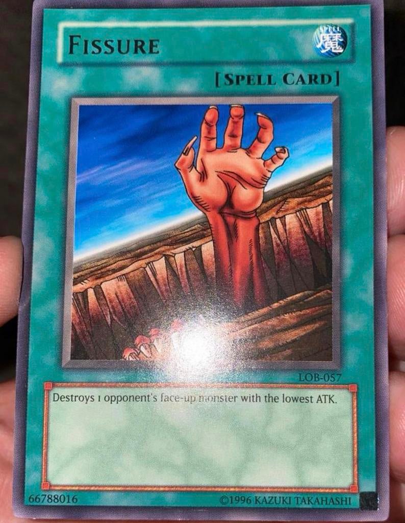 Yu-Gi-Oh! Fissure LOB Old Print !, Ophalen of Verzenden, Zo goed als nieuw, Losse kaart