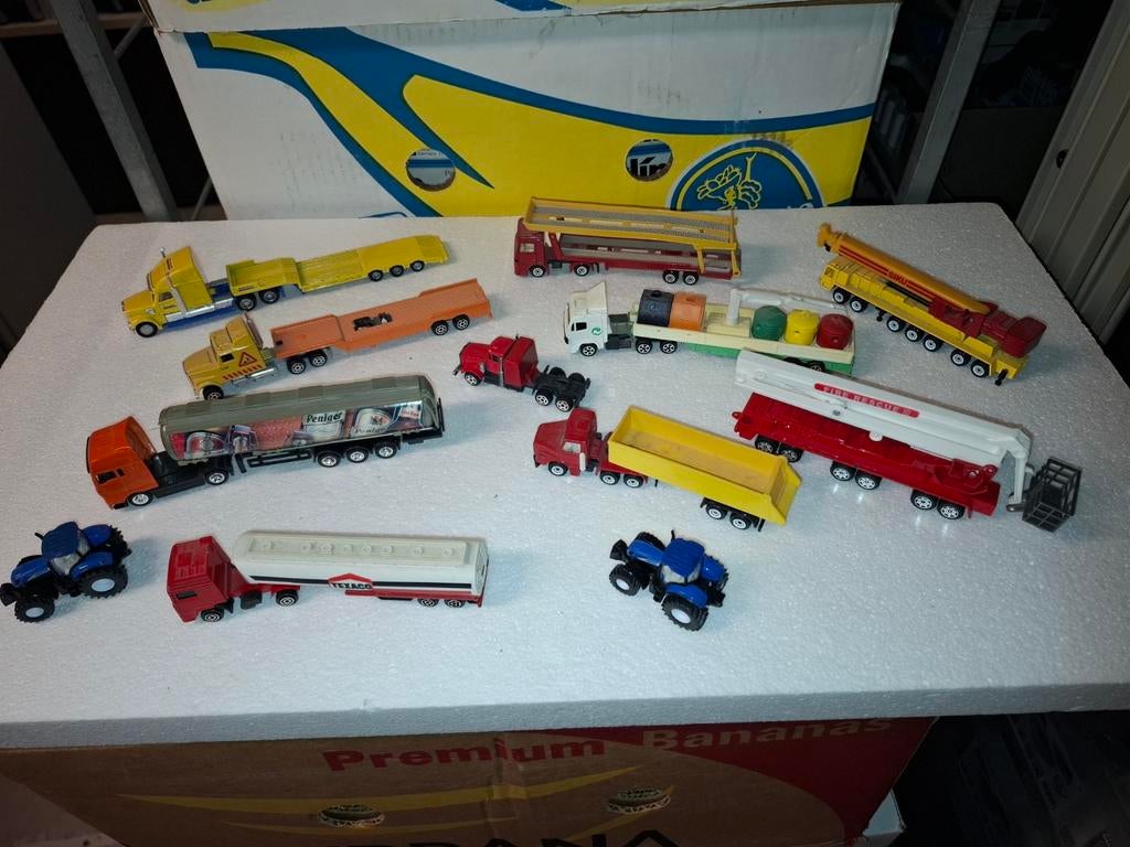 Div vrachtwagens komt van ho baan af, Hobby en Vrije tijd, Modelauto's | 1:87, Ophalen of Verzenden, Gebruikt, Bus of Vrachtwagen