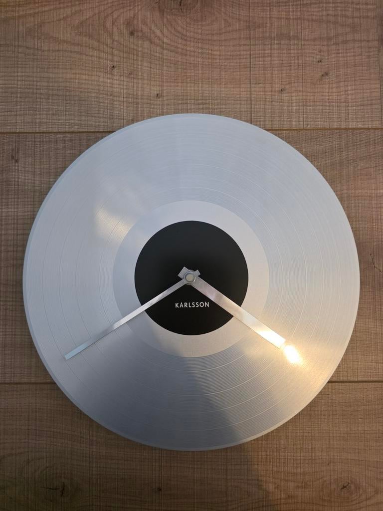 Karlsson klok 30,5 cm. doorsnede, Ophalen of Verzenden, Zo goed als nieuw, Analoog, Wandklok