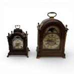 Twee wortelnoten tafelpendules met maanstand, Antiek en Kunst, Antiek | Klokken, Ophalen of Verzenden