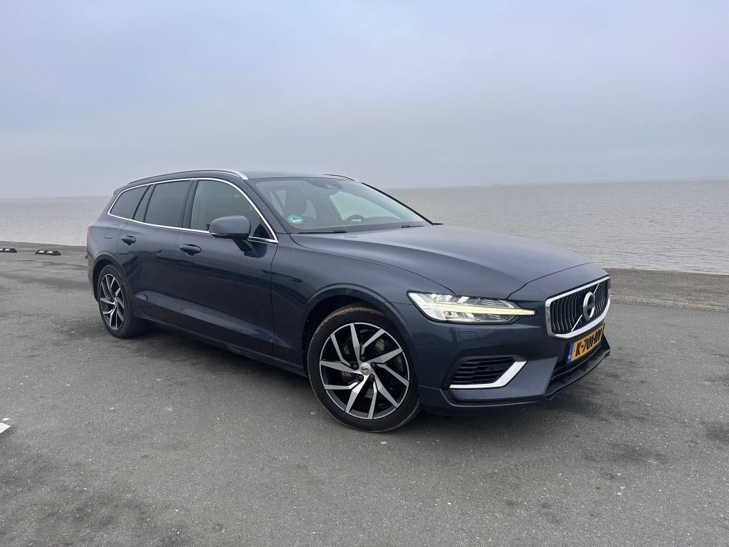 Volvo V60 T8 Twin Engine 425pk AWD BTW Auto  2019 Blauw, Auto's, Automaat, Zwart, 4 cilinders, Blauw