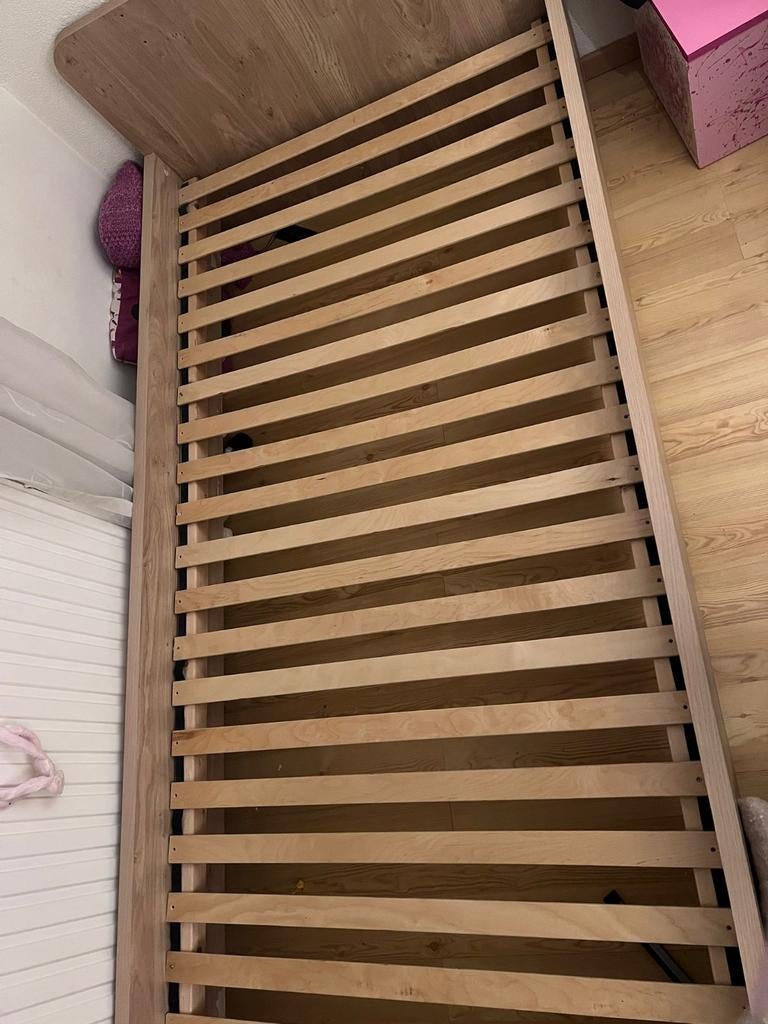 Eenpersoonsbed met lattenbodem - Hout, Huis en Inrichting, Ophalen, Gebruikt, 90 cm, 200 cm