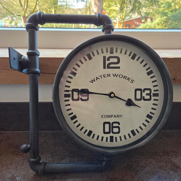 Industriële/vintage Waterworks stationsklok dubbelzijdig, Huis en Inrichting, Woonaccessoires | Klokken, Zo goed als nieuw, Wandklok