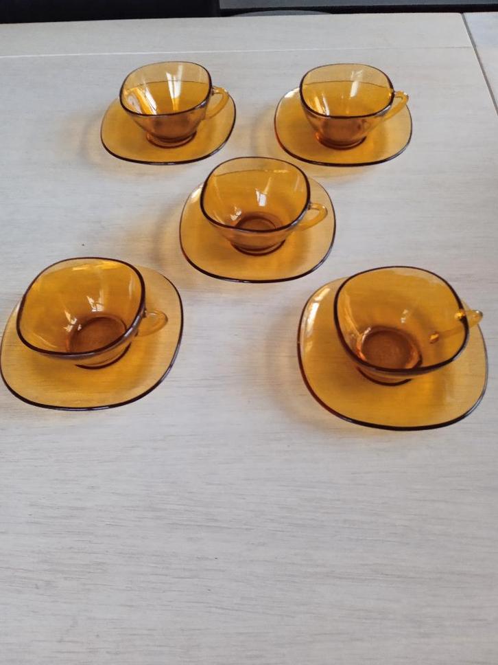 5 vintage kopjes met bordjes Nestle, Huis en Inrichting, Keuken | Servies, Zo goed als nieuw, Kop(pen) en/of Schotel(s), Overige stijlen