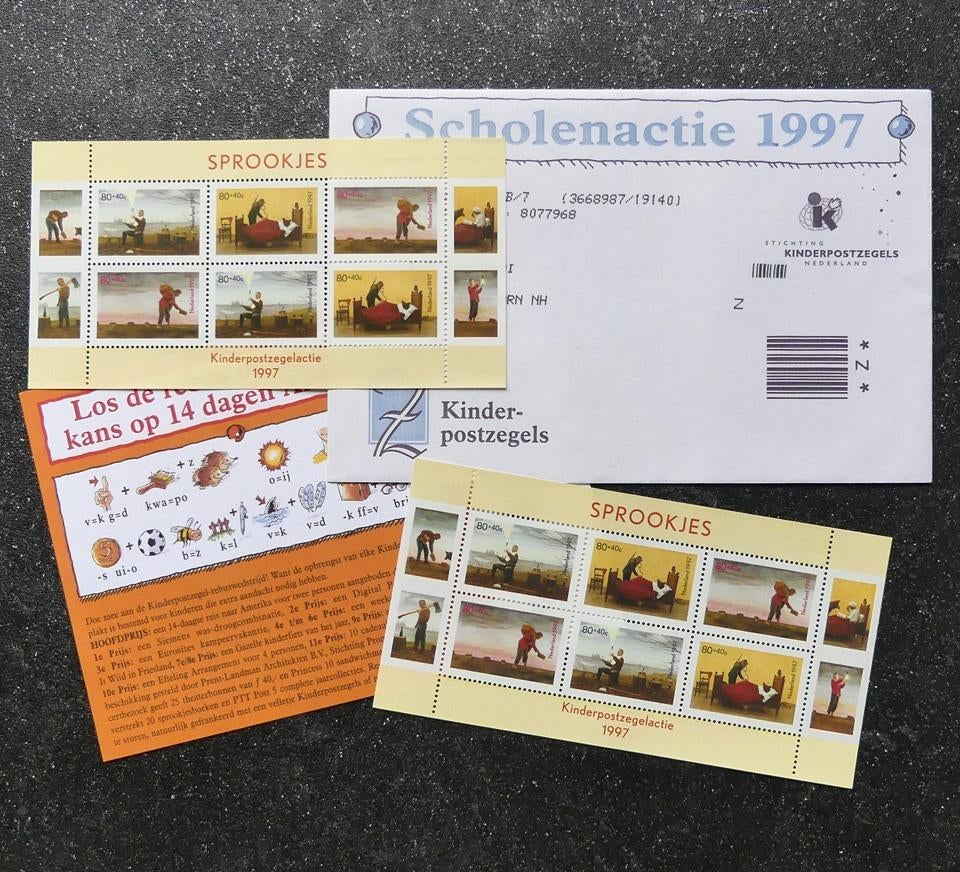 Twee velletjes kinderpostzegels 1997 met envelop en kaart, Ophalen of Verzenden, Na 1940, Postfris
