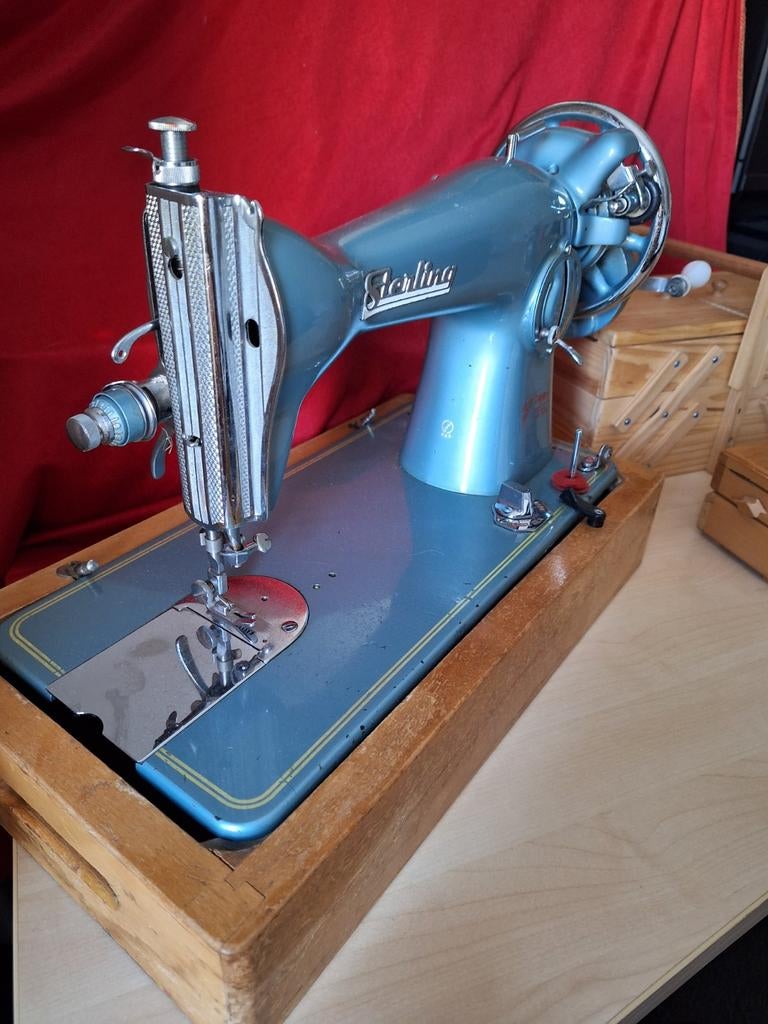 Oude/Retro Naaimachine Sterling met 2 Houten Naaidozen, Ophalen