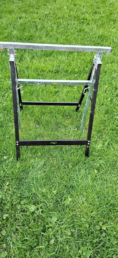 Verstelbaar en opvouwbare metalen schraag., Ophalen of Verzenden, Nieuw, Minder dan 70 cm, Inklapbaar