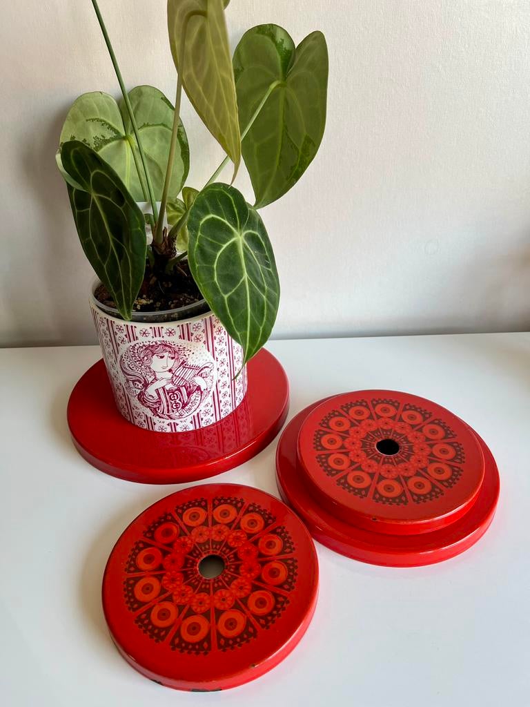 4 Arabia FINEL Emaille Onderzetters Daisy Rood Uosikkinen, Antiek en Kunst, Ophalen of Verzenden