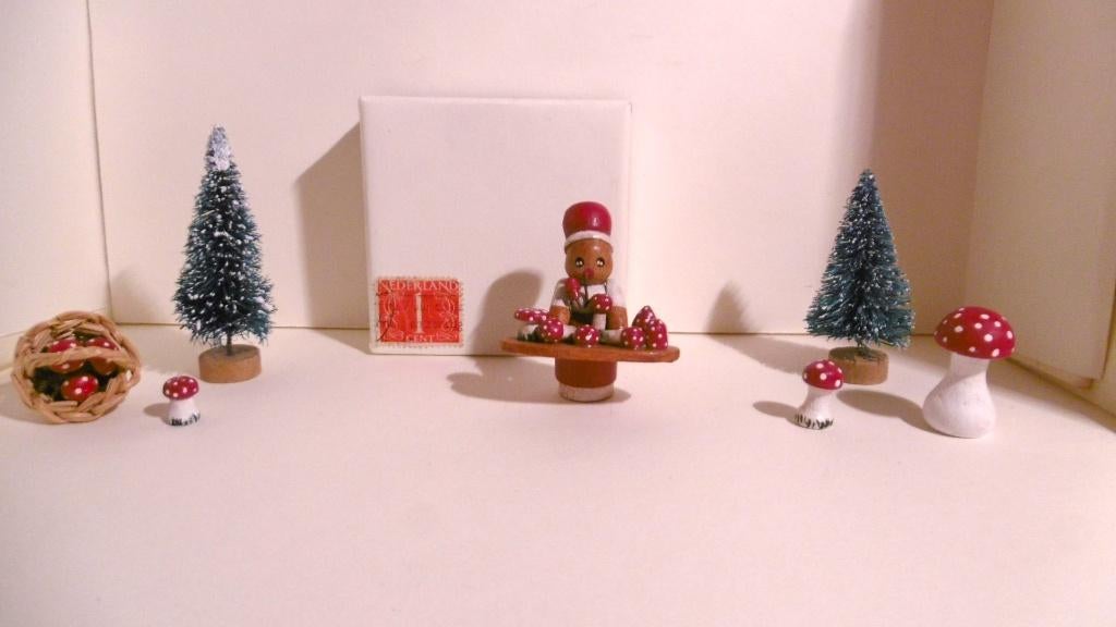 oud houten kerst rookvrouwtje popje paddenstoelen kraam, Verzenden
