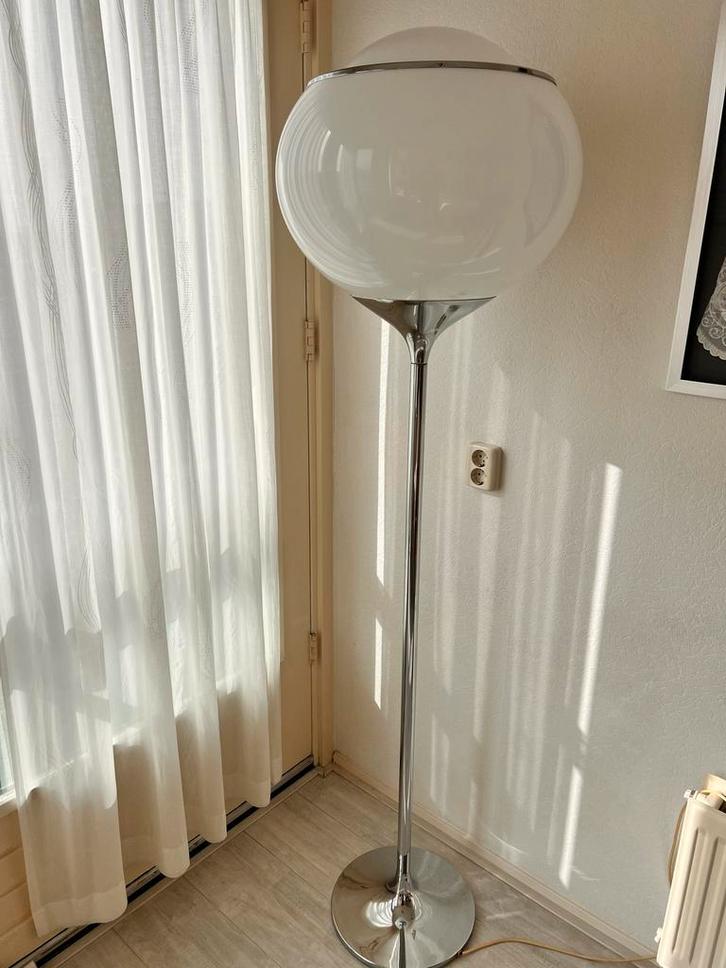 Vintage Vloerlamp Bol Chroom en Wit Glas, Huis en Inrichting, Lampen | Vloerlampen, Zo goed als nieuw, 150 tot 200 cm, Glas, Ophalen