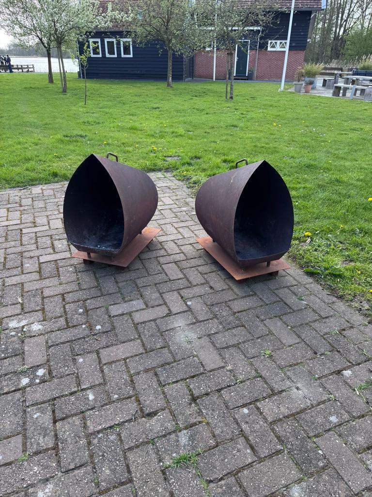 Vuurkorven van Condenstaal op plateau, Ophalen, Gebruikt