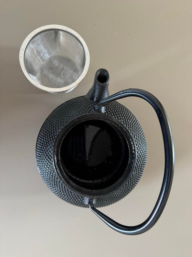 Zwarte gietijzeren theepot met filter (merk Bredemeijer), Theepot/fluitketel, Ophalen of Verzenden, Zo goed als nieuw, Zwart