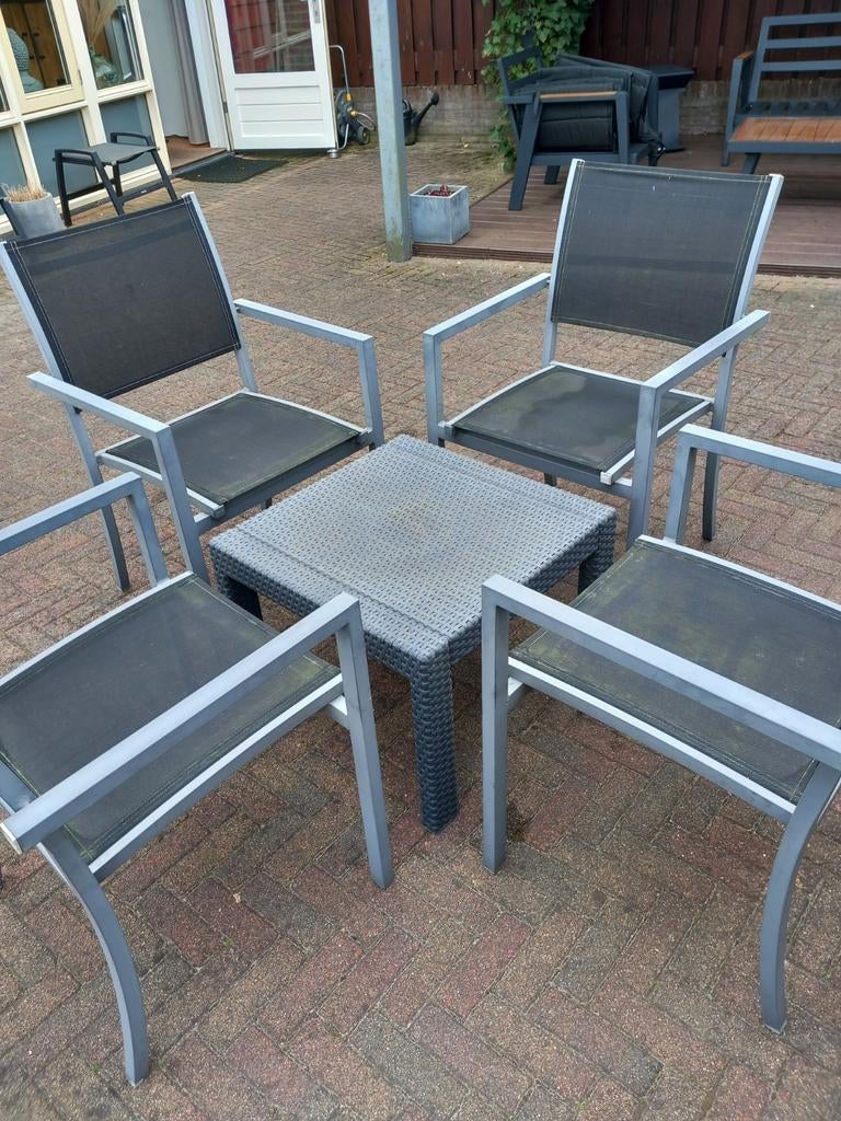 4 Tuinstoelen met tafeltje inclusief madison topline kussens, Ophalen, Gebruikt