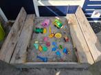 Steigerhouten zandbak op wieltjes + speelgoed & nieuw zand, Ophalen, Gebruikt